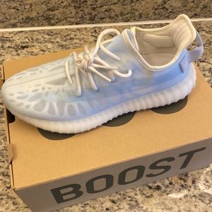 Yeezy Mono ice 9/10 condition (barely worn) BOX INCLUDED